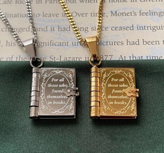 Collier Livre Ouvrant Doré/Argenté – Citation « For All Those Who Find Themselves In Books » – Aphrolia