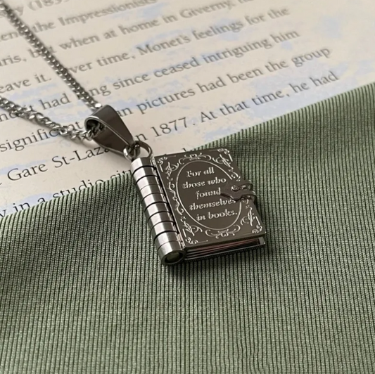 Collier Livre Ouvrant Doré/Argenté – Citation « For All Those Who Find Themselves In Books » – Aphrolia